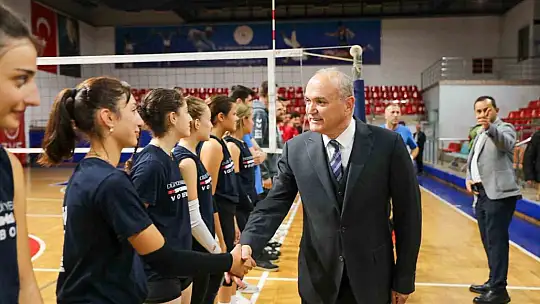 Başkan Faruk Özlü'den voleybolculara baklava ikramı