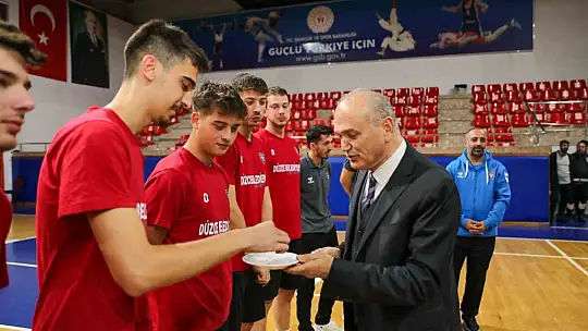 Başkan Faruk Özlü'den voleybolculara baklava ikramı