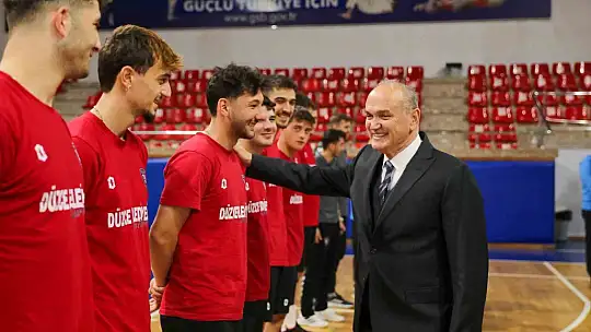 Başkan Faruk Özlü'den voleybolculara baklava ikramı