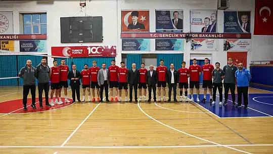 Başkan Faruk Özlü'den voleybolculara baklava ikramı