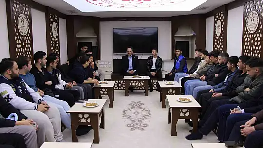 Başkan yardımcısı Eminoğlu gençlerle sahur yaptı
