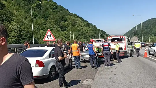 Bayram dönüş trafiğinde 18 araç birbirine girdi