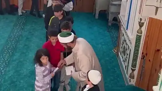 Bayram namazına gelen çocuklara sürpriz