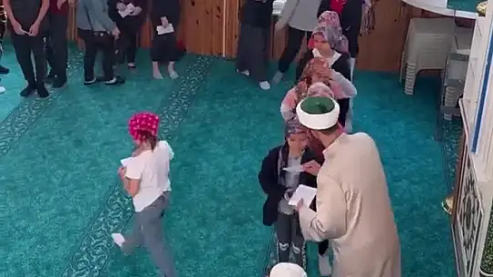 Bayram namazına gelen çocuklara sürpriz