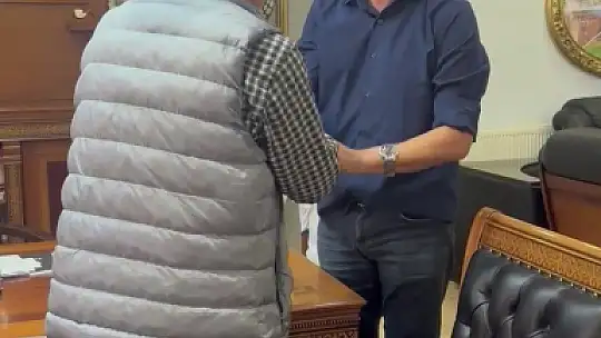 Belediye Başkanı maaş kartını vatandaşa verdi