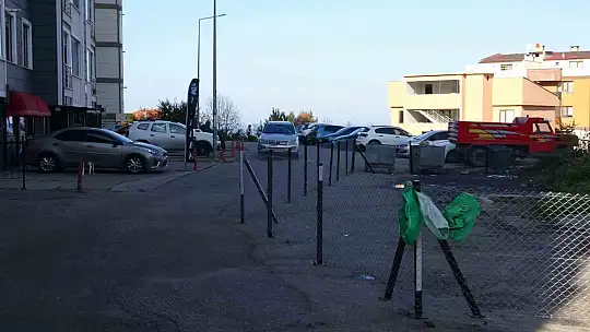 Belediye kamulaştırma bedelini ödemeyince, sahipleri yolu çit çekip kapattı