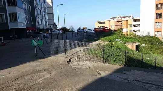 Belediye kamulaştırma bedelini ödemeyince, sahipleri yolu çit çekip kapattı