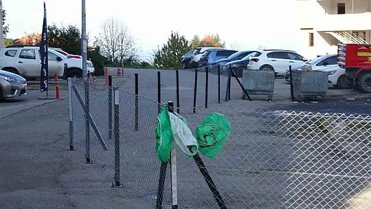 Belediye kamulaştırma bedelini ödemeyince, sahipleri yolu çit çekip kapattı