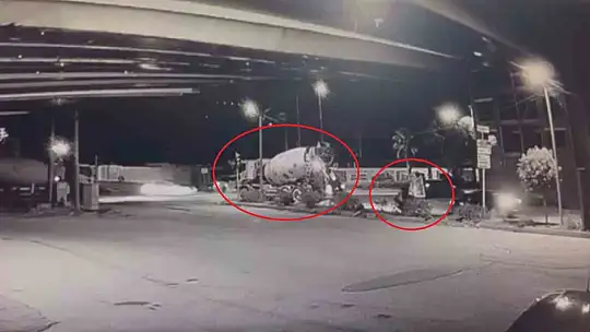 Beton mikserinin ezdiği motosikletin sürücüsü son anda kurtuldu