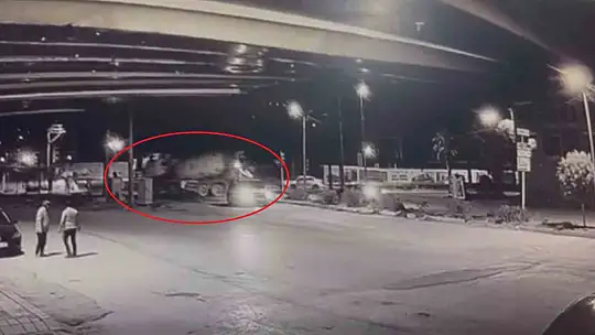 Beton mikserinin ezdiği motosikletin sürücüsü son anda kurtuldu