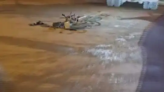 Beton mikserinin ezdiği motosikletin sürücüsü son anda kurtuldu