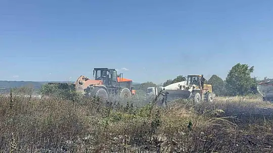 Beton mikserleri ve iş makineleri ile yangını söndürmek için seferber oldular