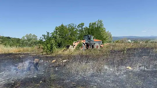 Beton mikserleri ve iş makineleri ile yangını söndürmek için seferber oldular