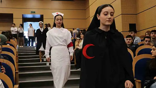 BEUN'de Hemşirelik Haftası'na özel tarihi defile