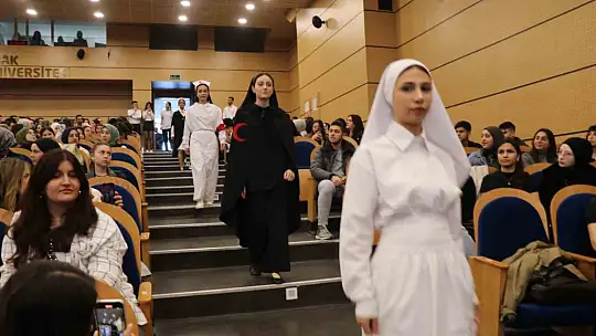 BEUN'de Hemşirelik Haftası'na özel tarihi defile