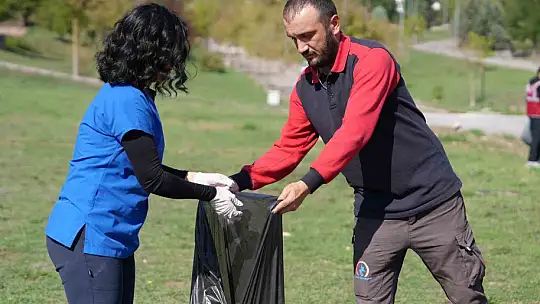 Beyaz önlükleri giyip çöp toplamaya çıktılar