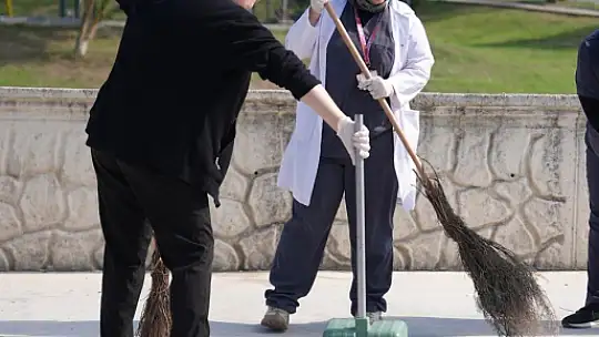 Beyaz önlükleri giyip çöp toplamaya çıktılar