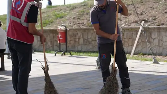 Beyaz önlükleri giyip çöp toplamaya çıktılar