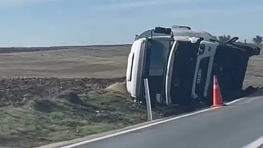 Beypiliç'in yem kamyonu devrildi