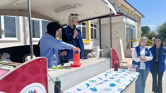 Bilim karavanında deney yaptılar