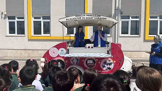 Bilim karavanında deney yaptılar