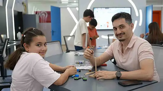 Bilim merkezinde babalar çocukları deney yaptı