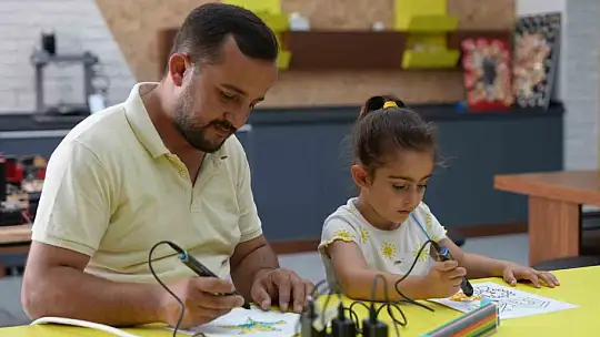 Bilim merkezinde babalar çocukları deney yaptı