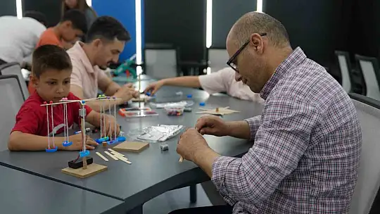 Bilim merkezinde babalar çocukları deney yaptı