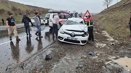 Bingöl'de trafik kazası : 1 ölü 2 yaralı
