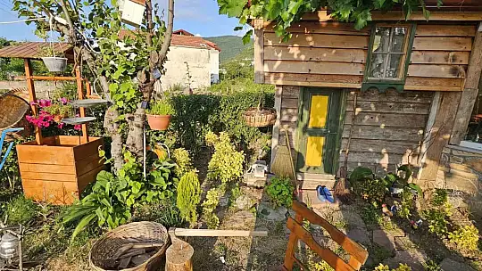Bir hevesle başladı, çocukluğuna yolculuk için bahçesini adeta müzeye dönüştürdü