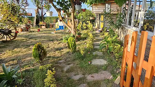 Bir hevesle başladı, çocukluğuna yolculuk için bahçesini adeta müzeye dönüştürdü