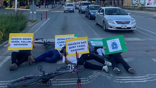 Bisikletliler, trafikte ölmemek için pankartlı eylem yaptı