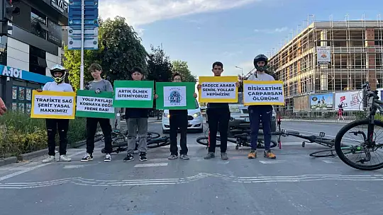 Bisikletliler, trafikte ölmemek için pankartlı eylem yaptı