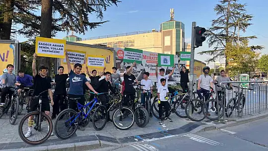 Bisikletliler, trafikte ölmemek için pankartlı eylem yaptı