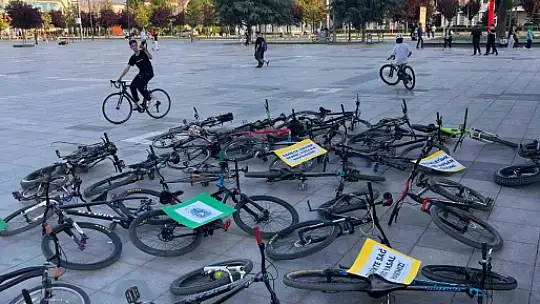 Bisikletliler, trafikte ölmemek için pankartlı eylem yaptı