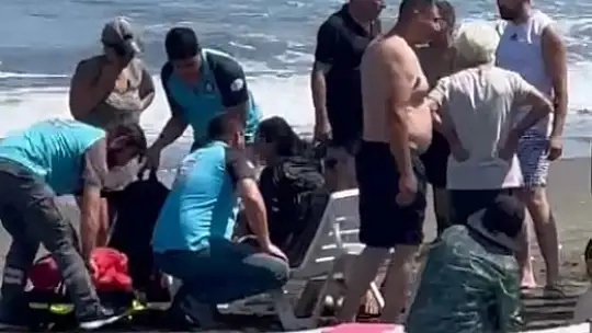 Boğulma tehlikesi geçiren 3 çocuk ve anneyi cankurtaranlar kurtardı