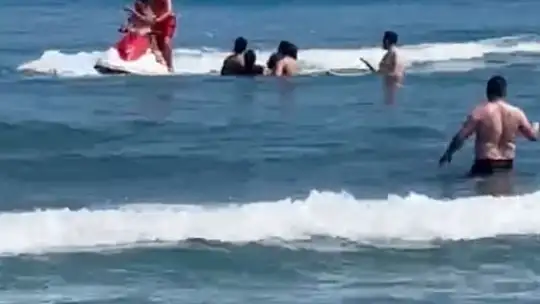Boğulma tehlikesi geçiren 3 çocuk ve anneyi cankurtaranlar kurtardı