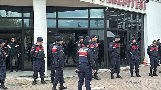 Bolu Belediyesi'nde jandarma ekipleri inceleme çalışmasını bitirdi: Evraklar götürüldü