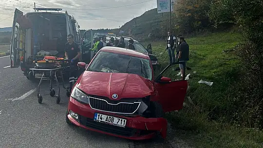 Bolu D-100'de iki araç çarpıştı: 5 yaralı