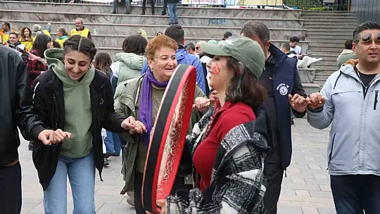 Bolu'da 1 Mayıs halaylar çekilerek kutlandı