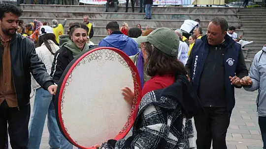 Bolu'da 1 Mayıs halaylar çekilerek kutlandı