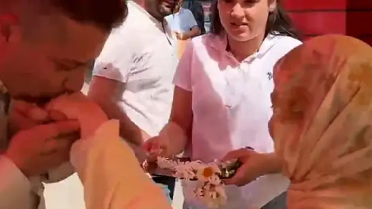 12 yaşındaki kızdan babasına ağlatan 'hafızlık' sürprizi