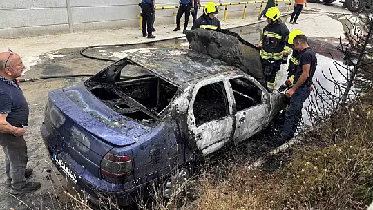 15 gün önce aldığı otomobil, park halindeyken küle döndü