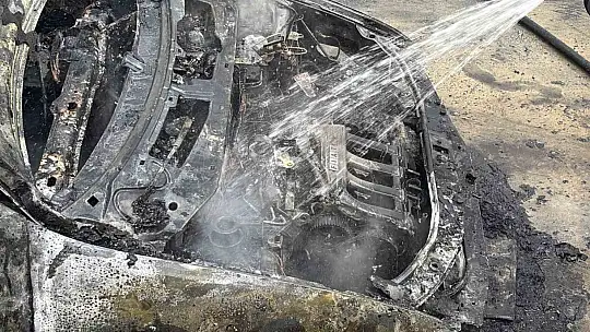 15 gün önce aldığı otomobil, park halindeyken küle döndü