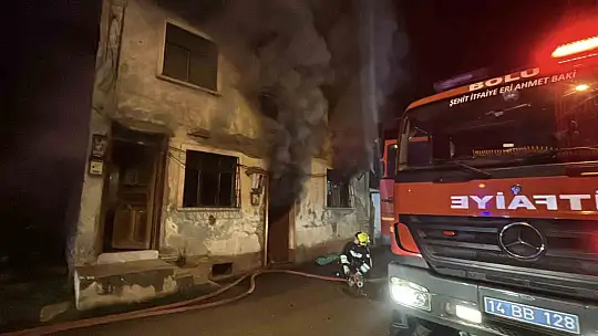 Bolu'da 2 katlı ahşap evde sobadan kaynaklı yangın çıktı: 1 yaralı
