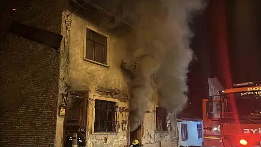 Bolu'da 2 katlı ahşap evde sobadan kaynaklı yangın çıktı: 1 yaralı