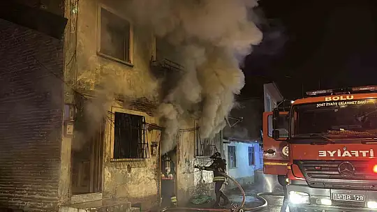 Bolu'da 2 katlı ahşap evde sobadan kaynaklı yangın çıktı: 1 yaralı