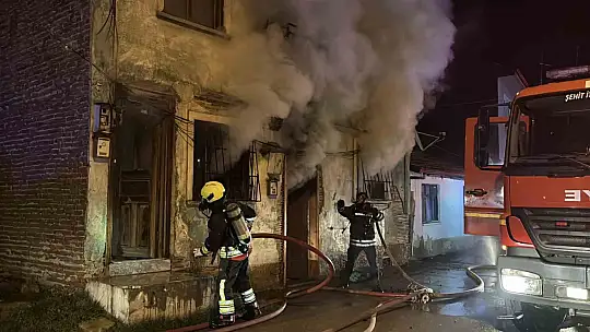 Bolu'da 2 katlı ahşap evde sobadan kaynaklı yangın çıktı: 1 yaralı