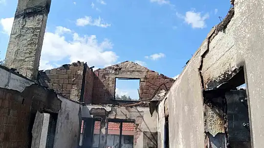Bolu'da 2 katlı ev alevlere teslim oldu