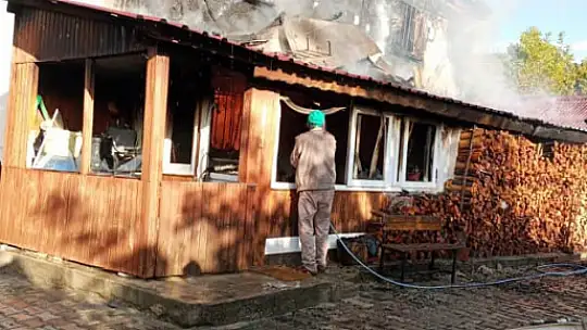 Bolu'da 2 katlı ev küle döndü